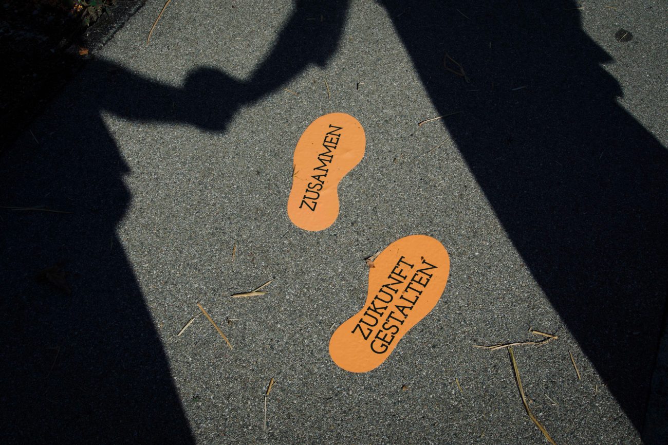Fußabdrücke Zusammen Zukunft gestalten